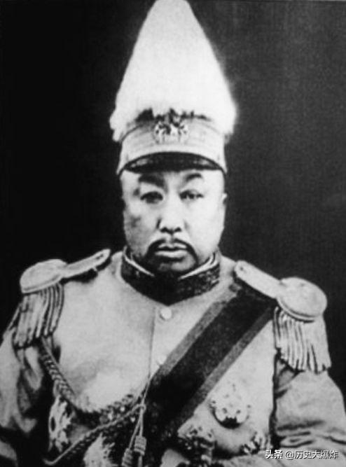 他是东三省保安总司令，据说比张作霖还富有，被一块炸死在皇姑屯