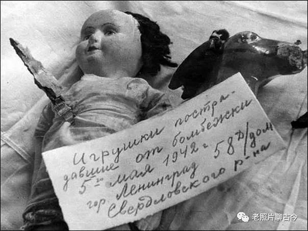 一组令人深思的老照片，战争中的女孩和娃娃