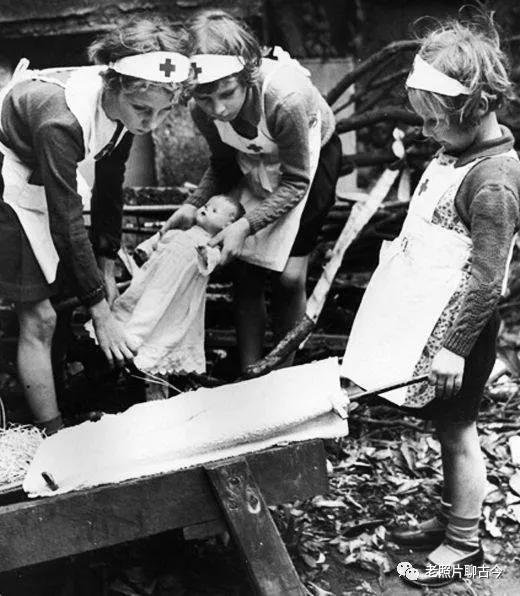 一组令人深思的老照片，战争中的女孩和娃娃