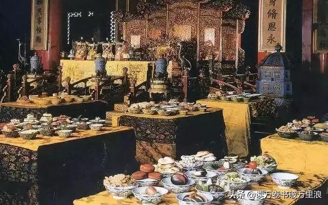 清朝紫禁城里的食和行，年老可骑马乘轿，吃饭先“摆谱”